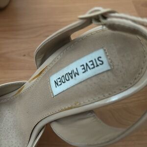 Steve Madden high heel Abrill nude shoes 
Size 8M